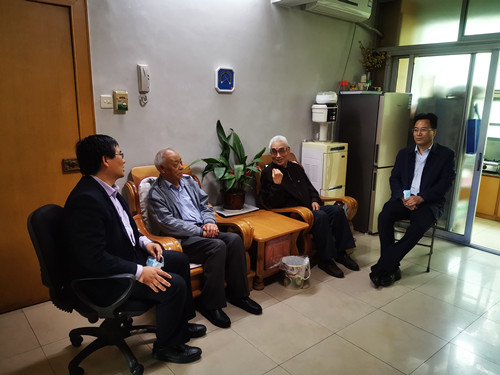 48682d80d6764628934700603b24591e.jpg 在校友家中亲切交谈_副本.jpg