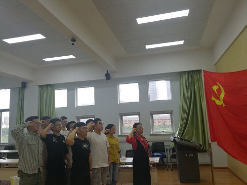 367023a187684caba38056b6b80f56a8.jpg 重温入党誓词.jpg