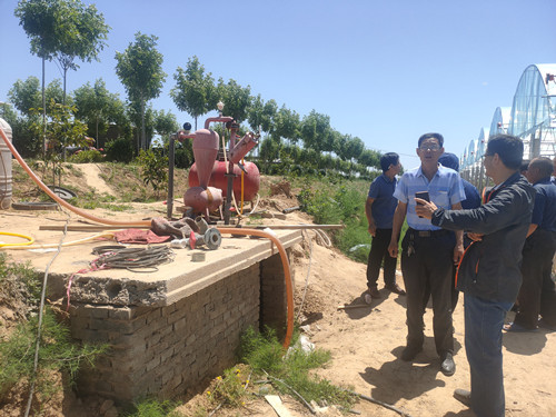 c0ff879419f14227818db365a89e2fc8.jpg 六合彩结果
李少斌副研究员查看并指导村民开展农业节水_副本.jpg