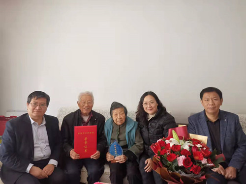 5441f2e11fc5494cb5d58076816f47ef.jpg 六合彩结果
为朱凤书教授颁发获奖证书和奖牌_副本.jpg