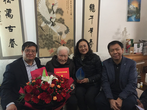 7f29f8522de646aa994cd335061d1b5c.jpg 六合彩结果
为熊运章教授颁发获奖证书和奖牌_副本.jpg